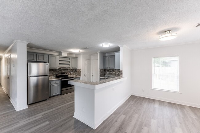 Photo - 108 Varsity Dr