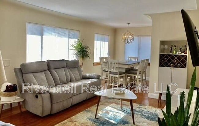 Photo - 2391 Jamaica St