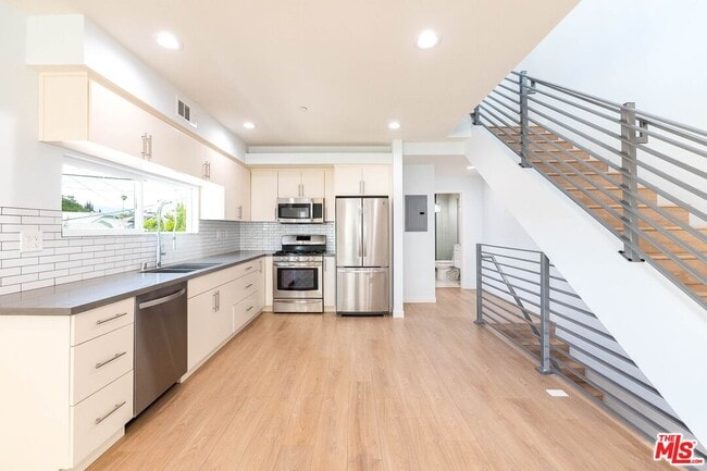 Building Photo - 758 N Ridgewood Pl Rental