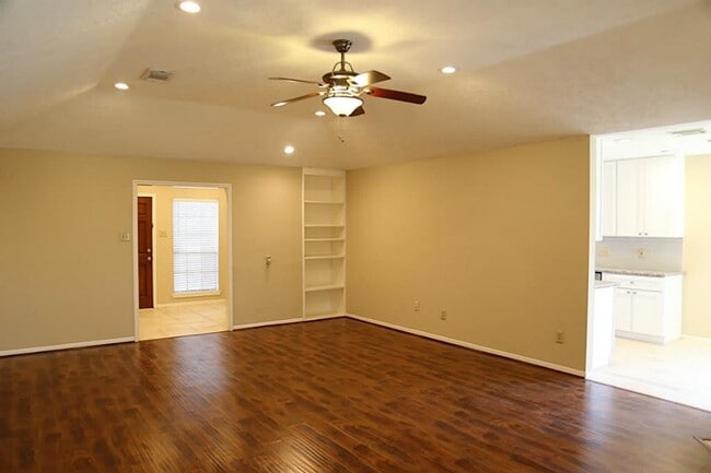 Photo - 2323 Manorwood St