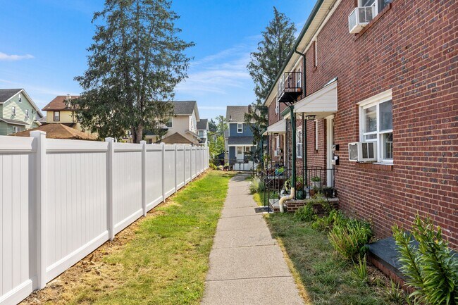 48 E Main St