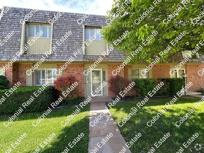 Building Photo - Spacious and unique 3 bedroom 2 and a half... Rental