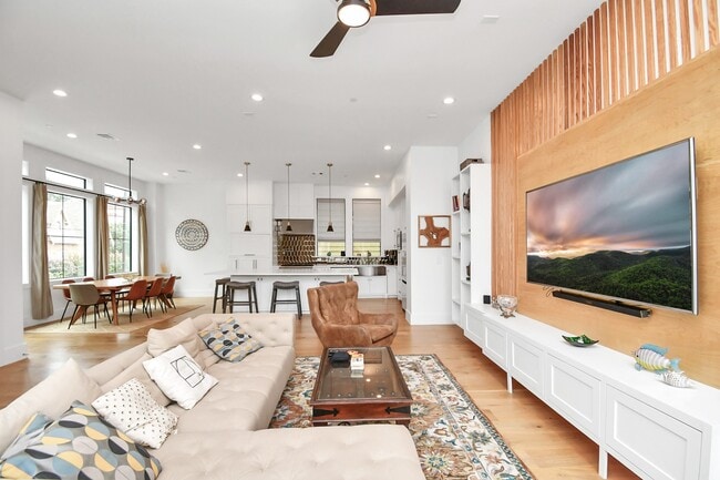 Building Photo - 2303 Yupon St