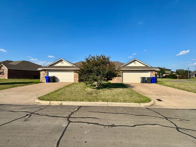 Building Photo - Duplex *LEASING SPECIAL AVAILABLE*