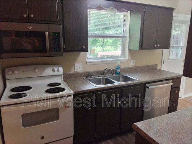Photo - 4258 Bond St