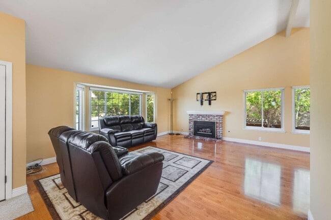 Photo - 208 Crestview Dr