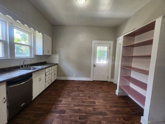 Photo - 5 Bedrooms 1.5 Bath on the Northeast side ... House