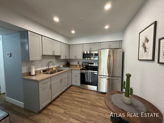 Building Photo - 2540 N 17th Way Unit 4