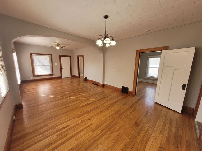 2 Bedroom, 1 Bathroom home with hardwood! - 2 Bedroom, 1 Bathroom home with hardwood!