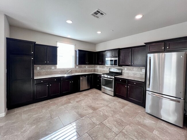 Photo - $2,295 DeWolf & Barstow, 3 Bedroom House - Clovis / Community Pool + Neighborhood Parks