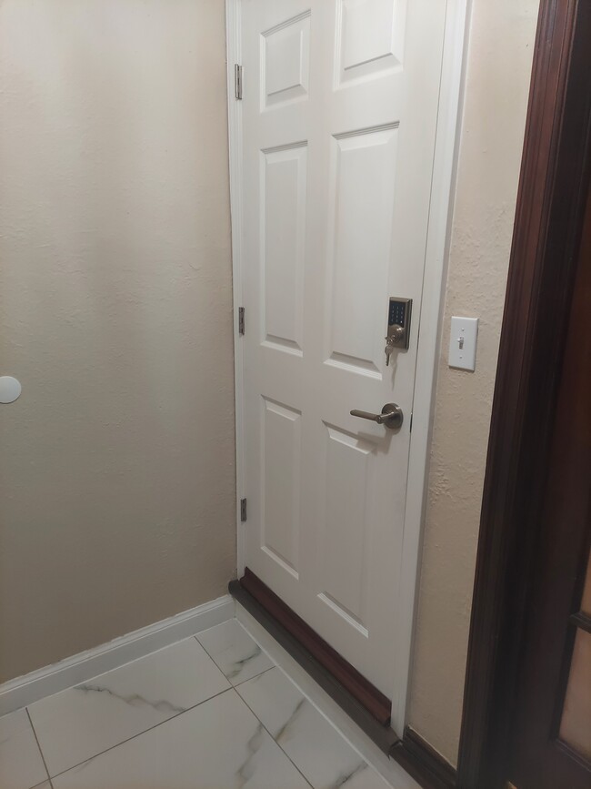 Building Photo - 9918 Hubbell St Unit Den of Lions Rental