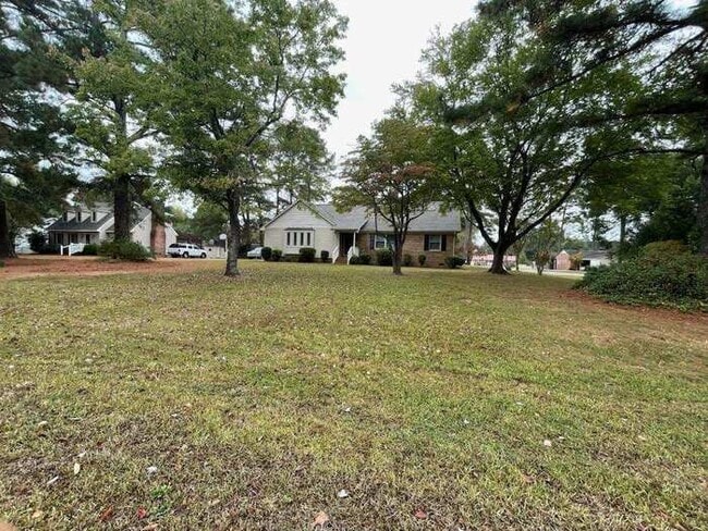 Building Photo - 3 Bedroom 2 bath
