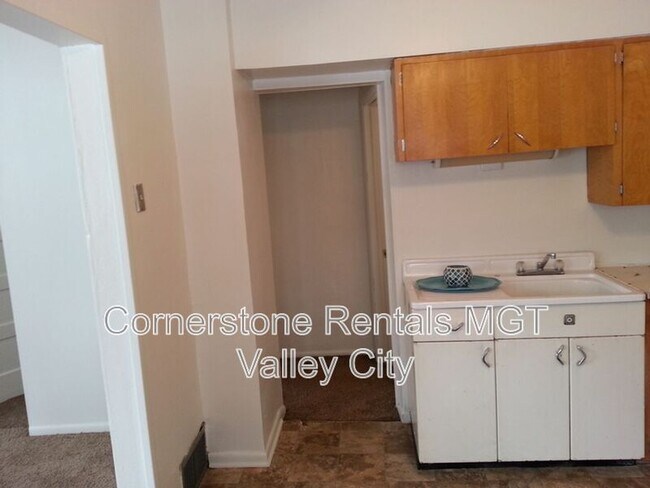 Photo - 309 College St SE