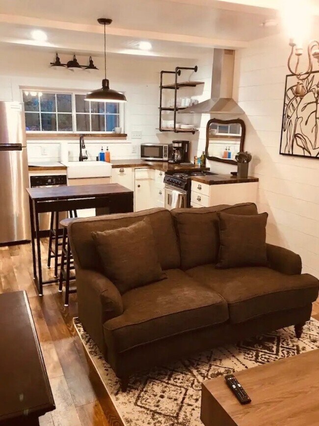 Cocina completamente equipada y cómodo sofá en la sala de estar. - 510 Auburndale Ave Unidad Cottage