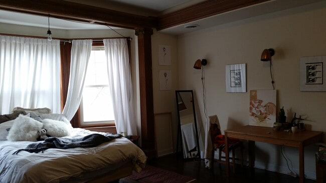 large bedroom - 4228 Spruce St Unit 2F