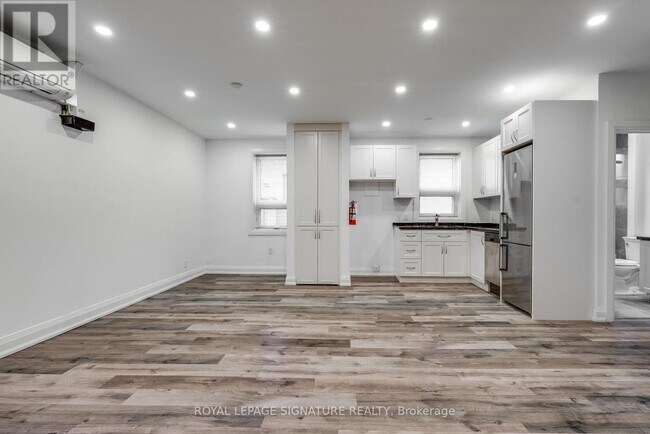 Photo - 421 Danforth Ave