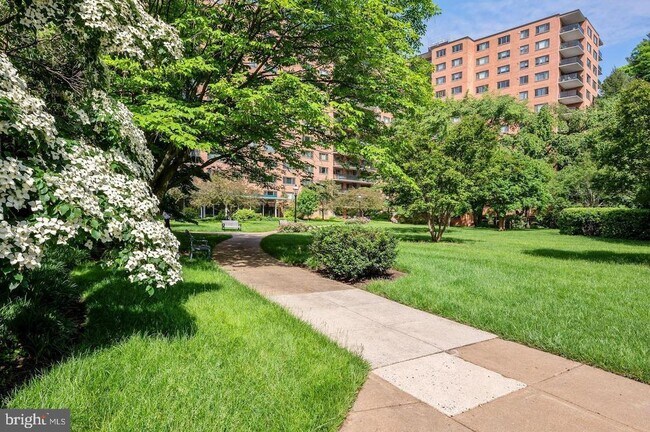 Building Photo - 4201 Cathedral Ave NW Unit 1410E
