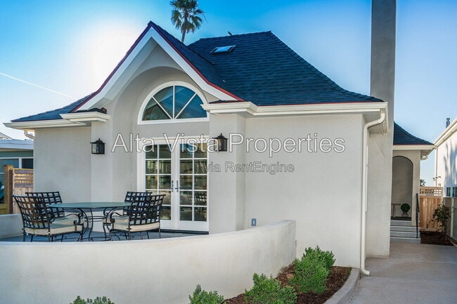 5606 Dolphin Pl