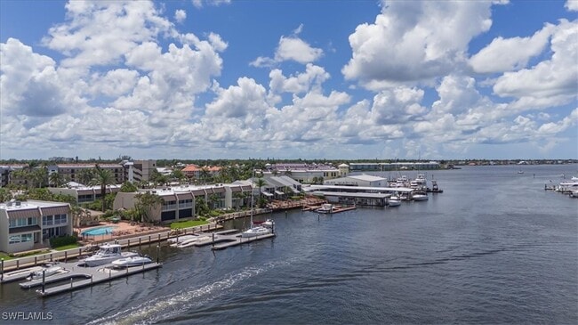 Building Photo - 800 River Point Dr