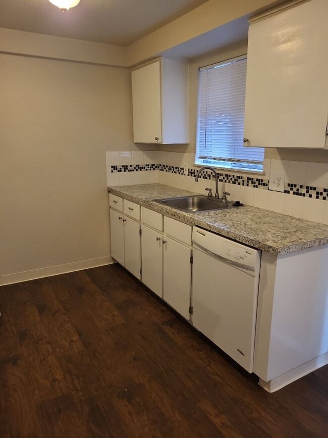 Photo - Detached Garage and fenced patio area-Pets Welcome! Unidad 2815 I