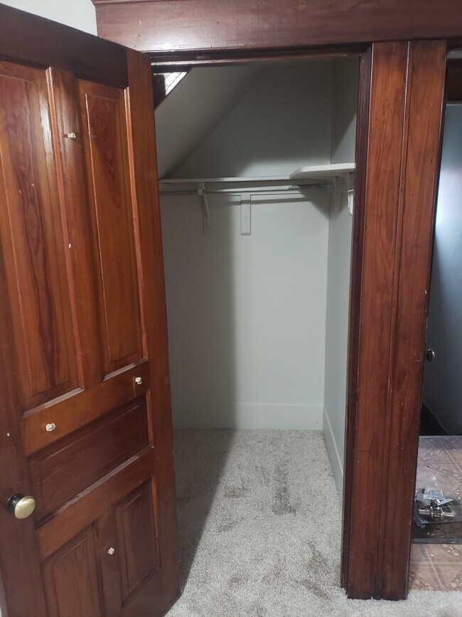 Closet - 610 N Sycamore St Unit 2