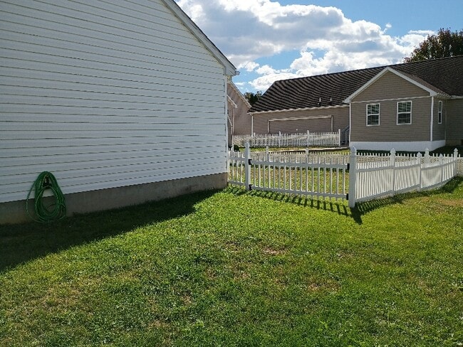 Photo - 253 Wren St N