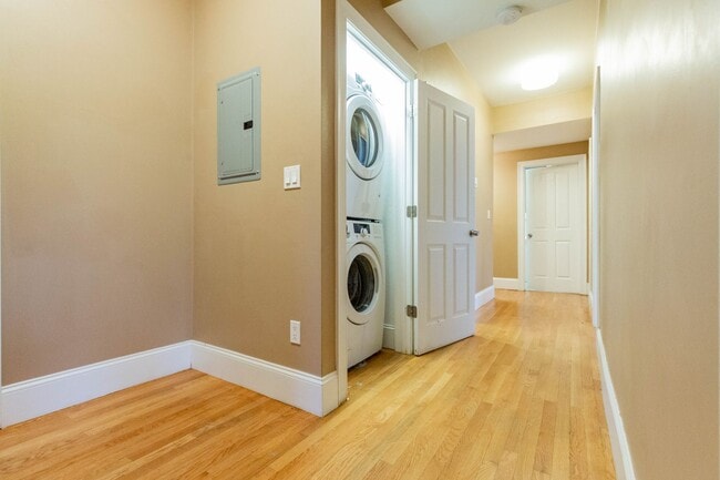 Photo - No Brokers Fee, Large Unit on Washington Sq. In-Unit Washer and Dryer, Central Heat/AC Large Bedr...