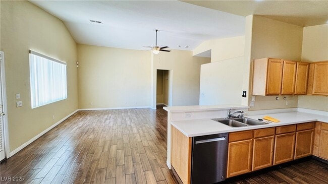 Building Photo - 3846 Waynesvill St Rental