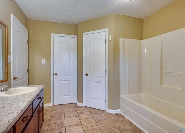 Photo - 206 Maddux Ct