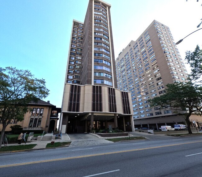 Building Photo - 6325 N Sheridan Rd