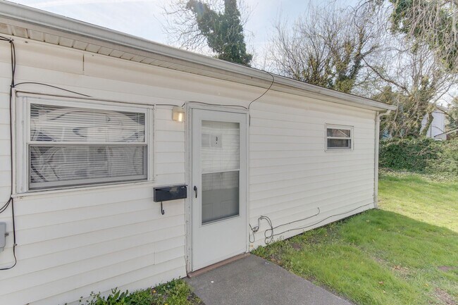 Photo - 1443 W 40th St Unidad 1443 W 40th Street #B