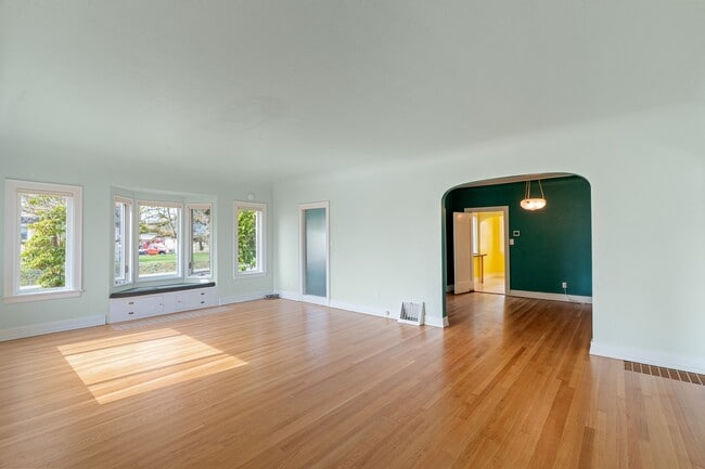 Photo - 404 Pioneer Ave E