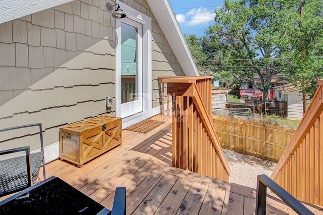 Building Photo - 2110 W Pikes Peak Ave Unit B