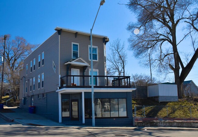 Building Photo - 1224 Plainfield Ave NE Unit Suite 3