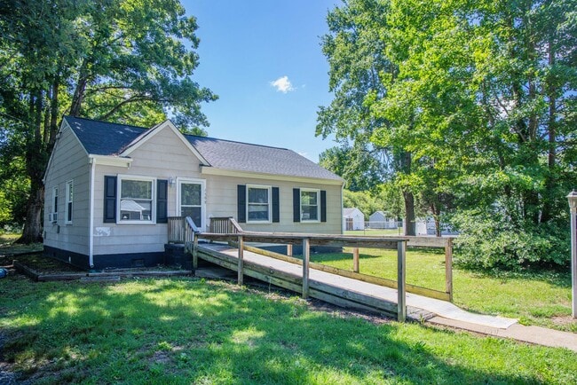 Building Photo - Just Renovated w/ large yard