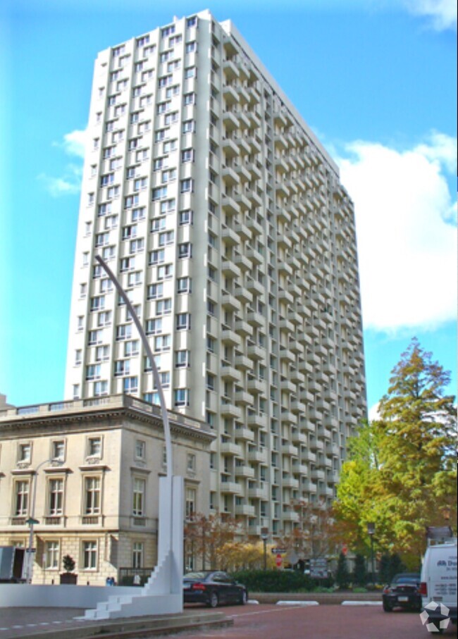 Building Photo - 604 S Washington Sq Unit 701 Rental