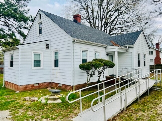 Building Photo - Renovated 3 bdrm/1.5 bath Home with Bonus Room and Dressing Room Located Near Hopkins Rd.