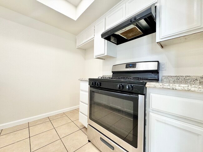 Photo - 5917 Woodman Ave Unidad 103