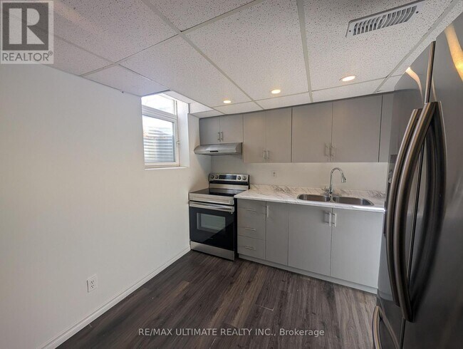 Photo - 573 Sheppard Ave