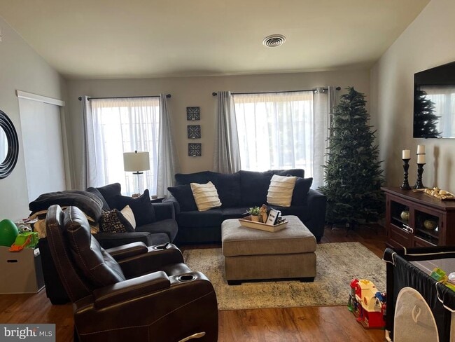 Photo - 711 Wexford Way