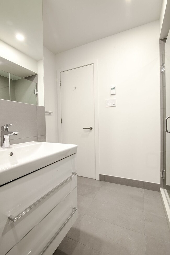 Photo - 2100 Rue du Fort Unit 410