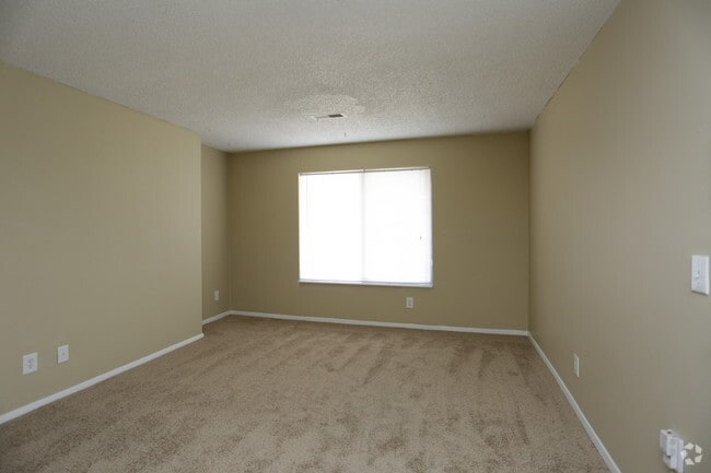 2BR, 1.5BA - 910 SF