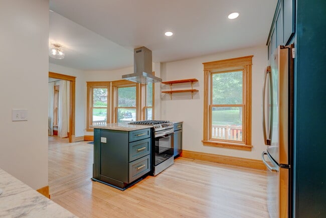 Building Photo - 1322 NE Lowry Ave Unit 1