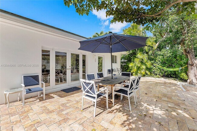 Photo - 301 Hampton Ln