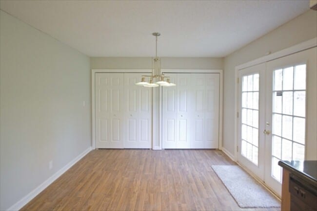 Photo - 385 Louise Ln