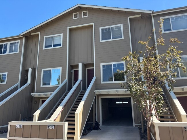 Building Photo - Townhome with city views
