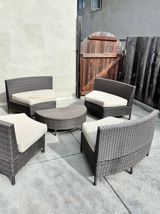 Entrada privada - 6742 Snowdon Ave