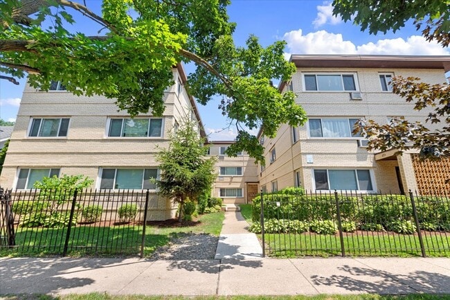 Photo - 6719 N Hermitage Ave Condo Unit 4C