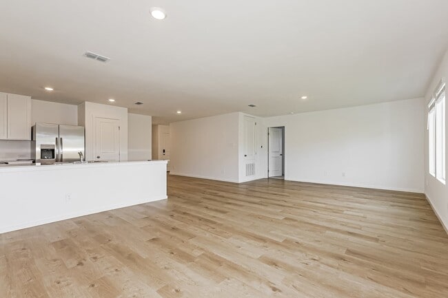 Photo - 543 Artemis St
