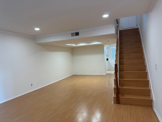 Photo - 13947 Milbank St Unidad Apt 3